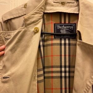 BURBERRY TRENCH COAT